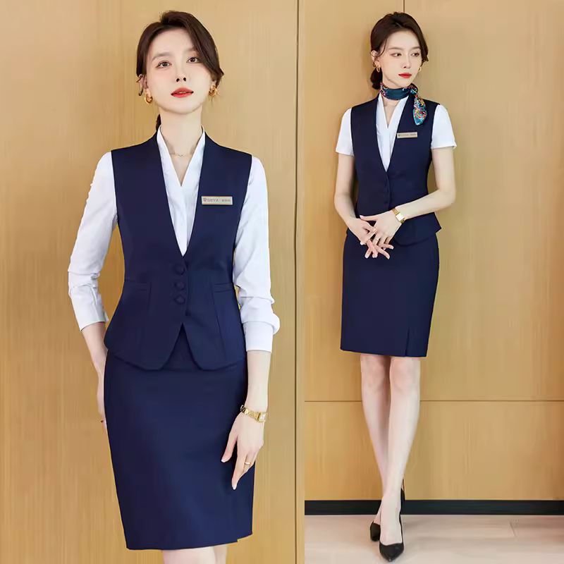 Lễ tân mặc váy liền thân